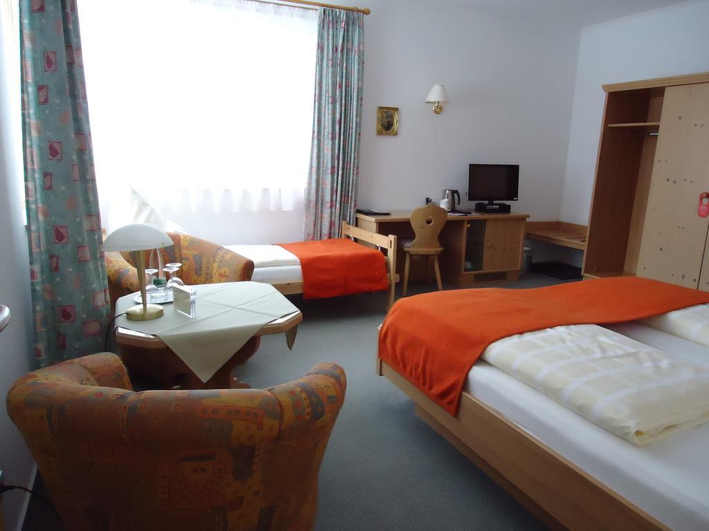 Berghotel Schiller Schonach im Schwarzwald Ruang foto