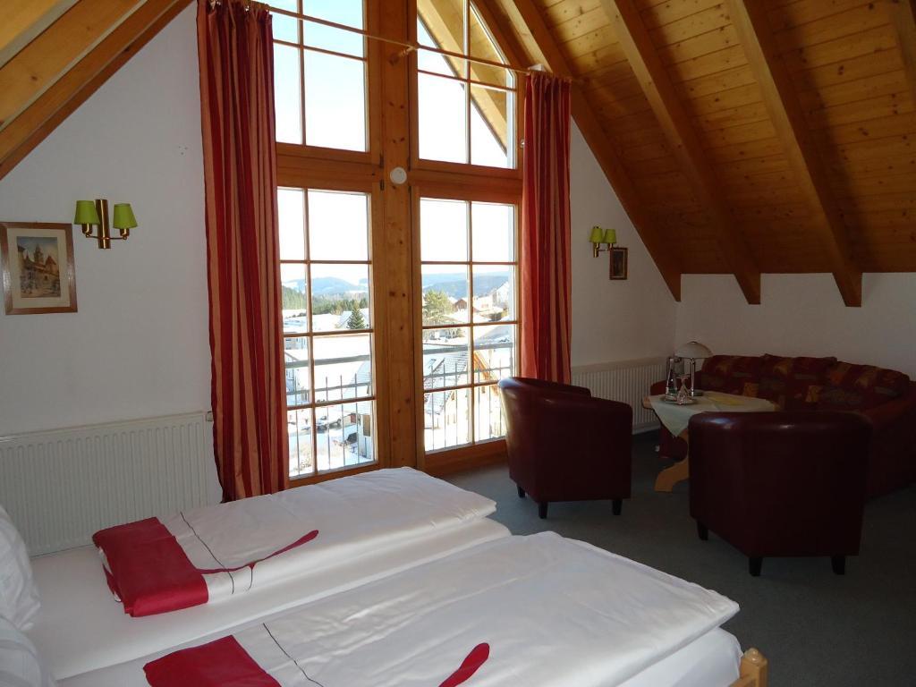 Berghotel Schiller Schonach im Schwarzwald Ruang foto
